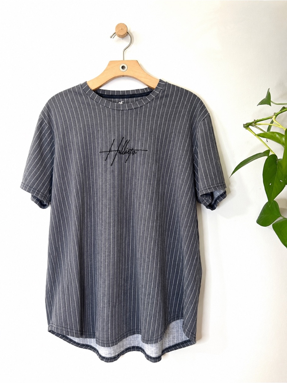 Hollister California Men’s XL Gray Pinstripe Curved Hem Embroidered Logo T-Shirt